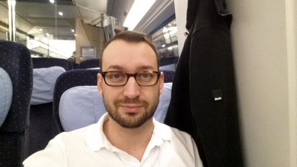 Entspanntes Reisen, wenn man sich den Wagen zu zweit teilt; kurz vor 5 Uhr morgens im ICE von München nach Frankfurt.